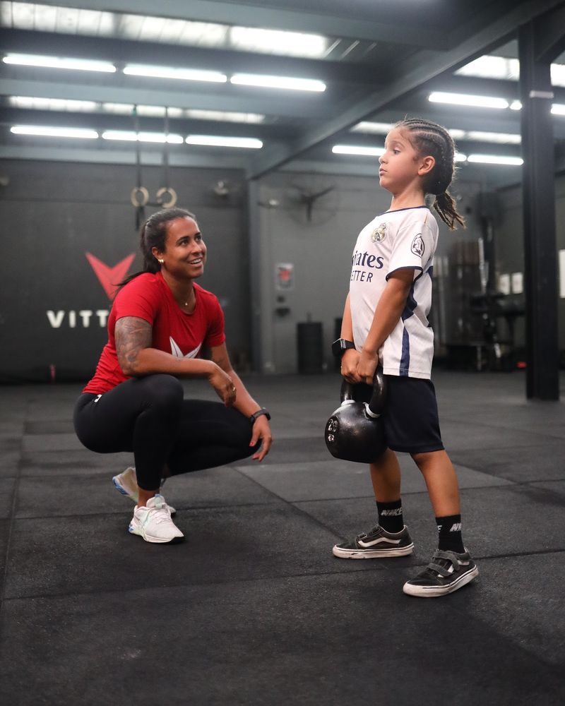 Coach orientando aluna mirim na Vittoria