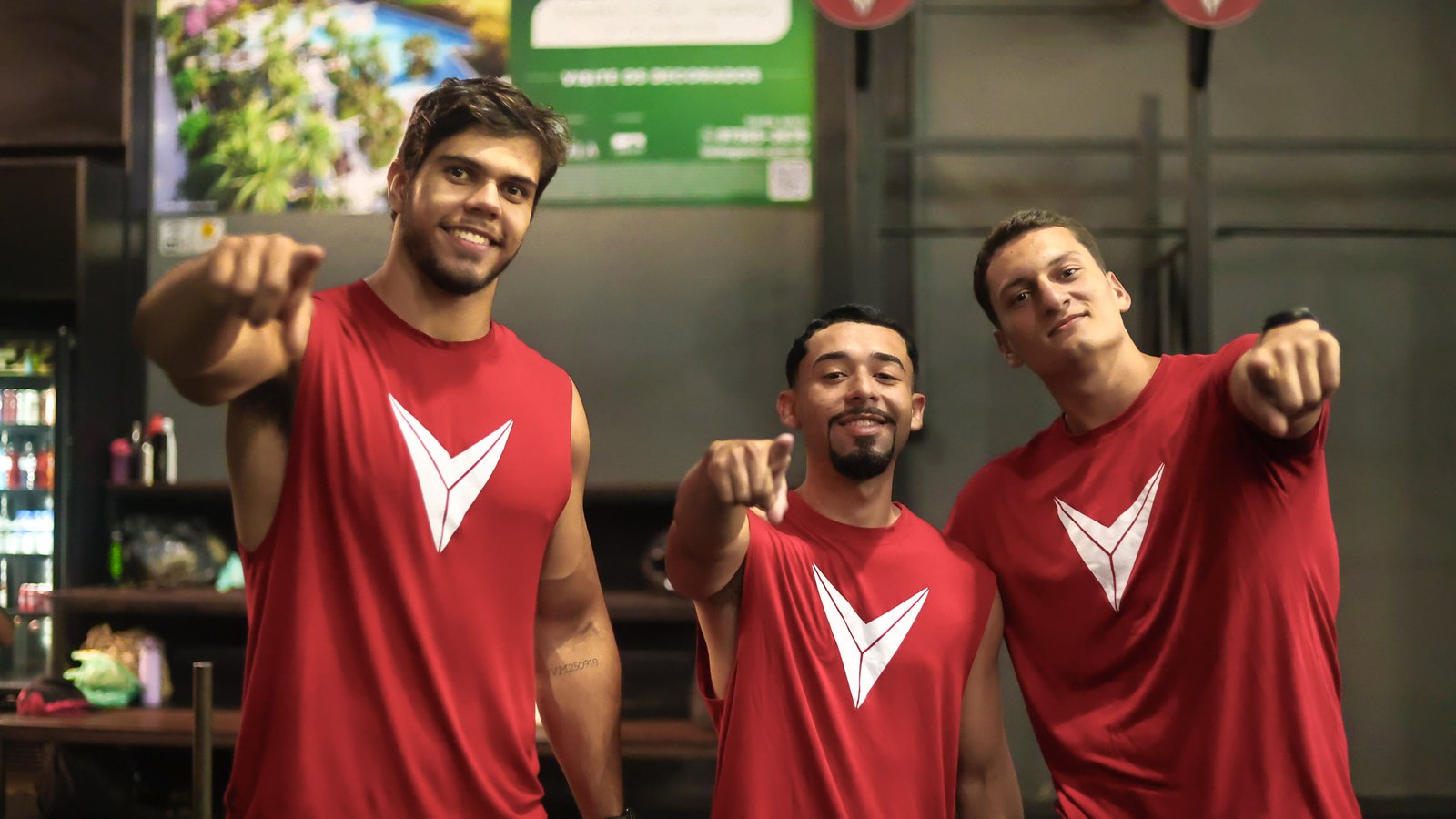 Alunos da Vittoria apontando para você